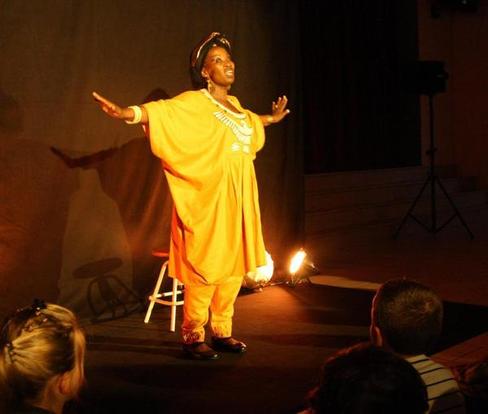Catherine Ahonkoba racontant Petite fille et le lion devant des enfants